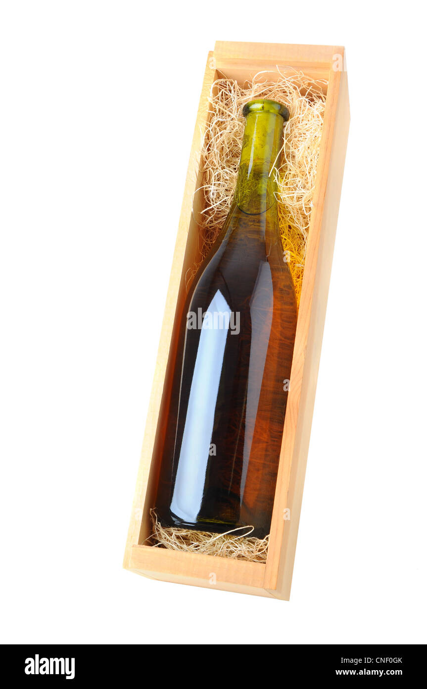 Uno chardonnay bottiglia di vino in una scatola di legno su uno sfondo bianco. Foto Stock