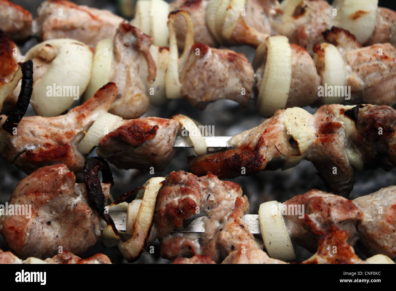 Tradizionale cibo orientale shashlyck sul mangal Foto Stock