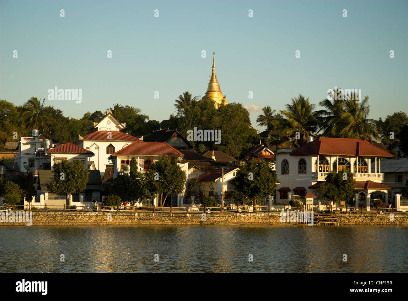 Lo stupa d'oro di Wat Jom Kham sorge sopra il lago Naung Tung, Kengtung, Stato Shan orientale, Birmania ( Myanmar ) Foto Stock