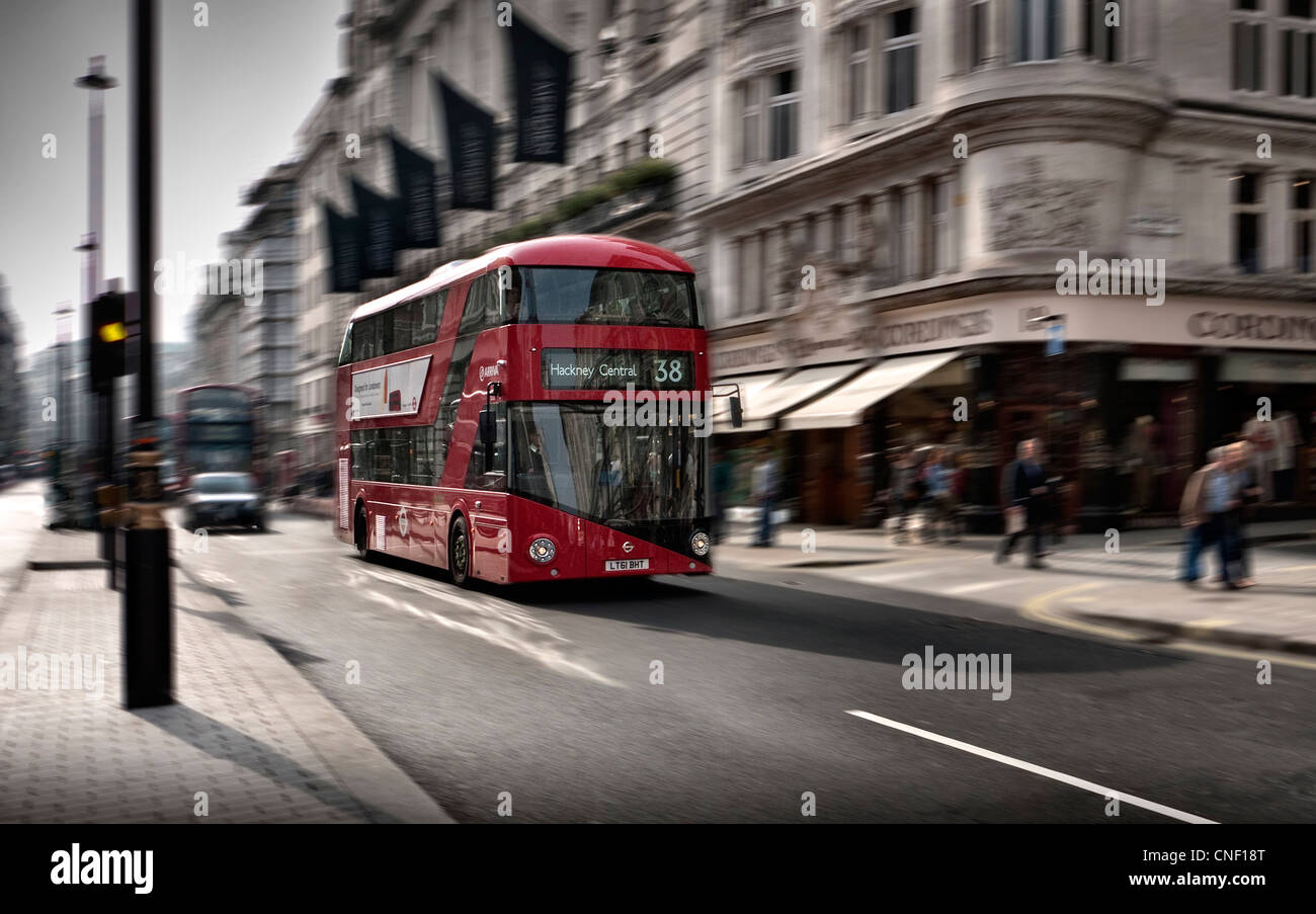 Nuovo Routemaster Bus londinese in esecuzione sul percorso 38 in Piccadilly London W1 Foto Stock