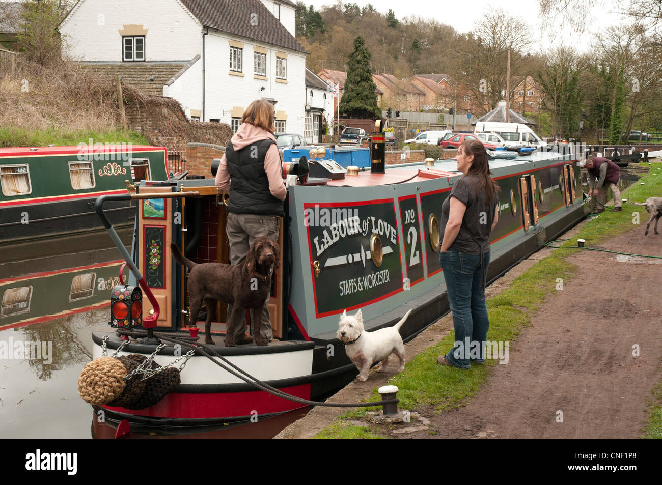 Narrowboats ormeggiato a Stewponey serrature della Staffordshire e Worcestershire Canal nelle Midlands inglese Foto Stock