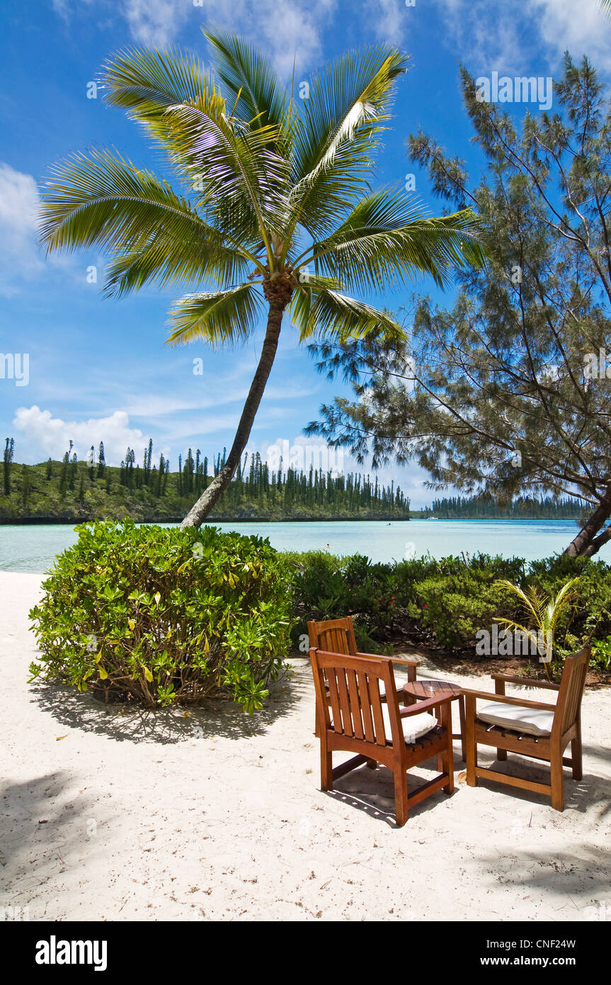 Tavolo e sedie sulla spiaggia di Le Méridien resort - Ile des Pins, Nuova Caledonia Foto Stock