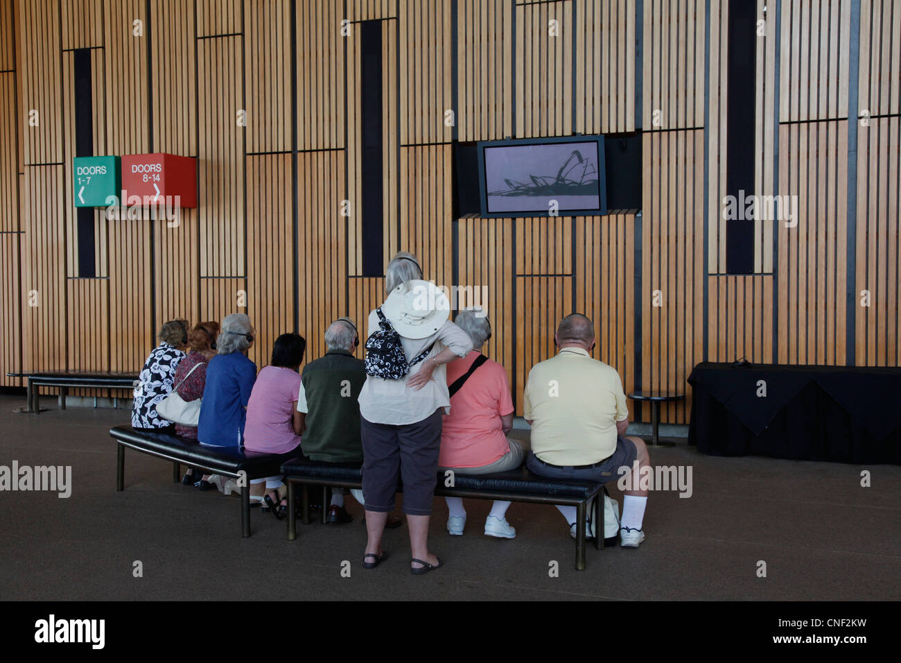 I turisti all'interno dell'Opera House di Sydney in Australia Foto Stock