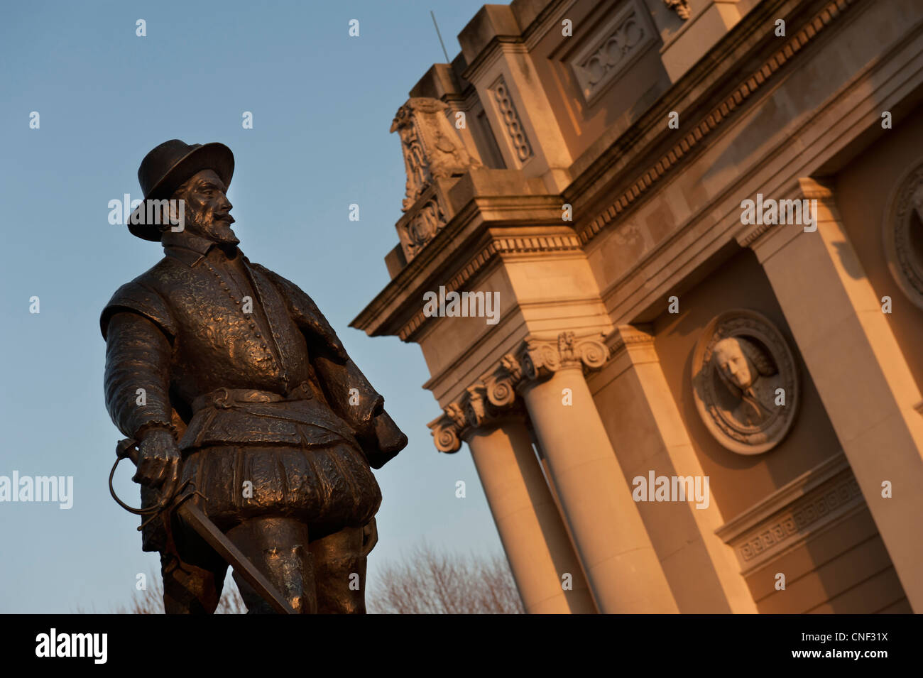 La statua di Sir Walter Raleigh statua al di fuori del scoprire edificio Greenwich, London, Regno Unito Foto Stock