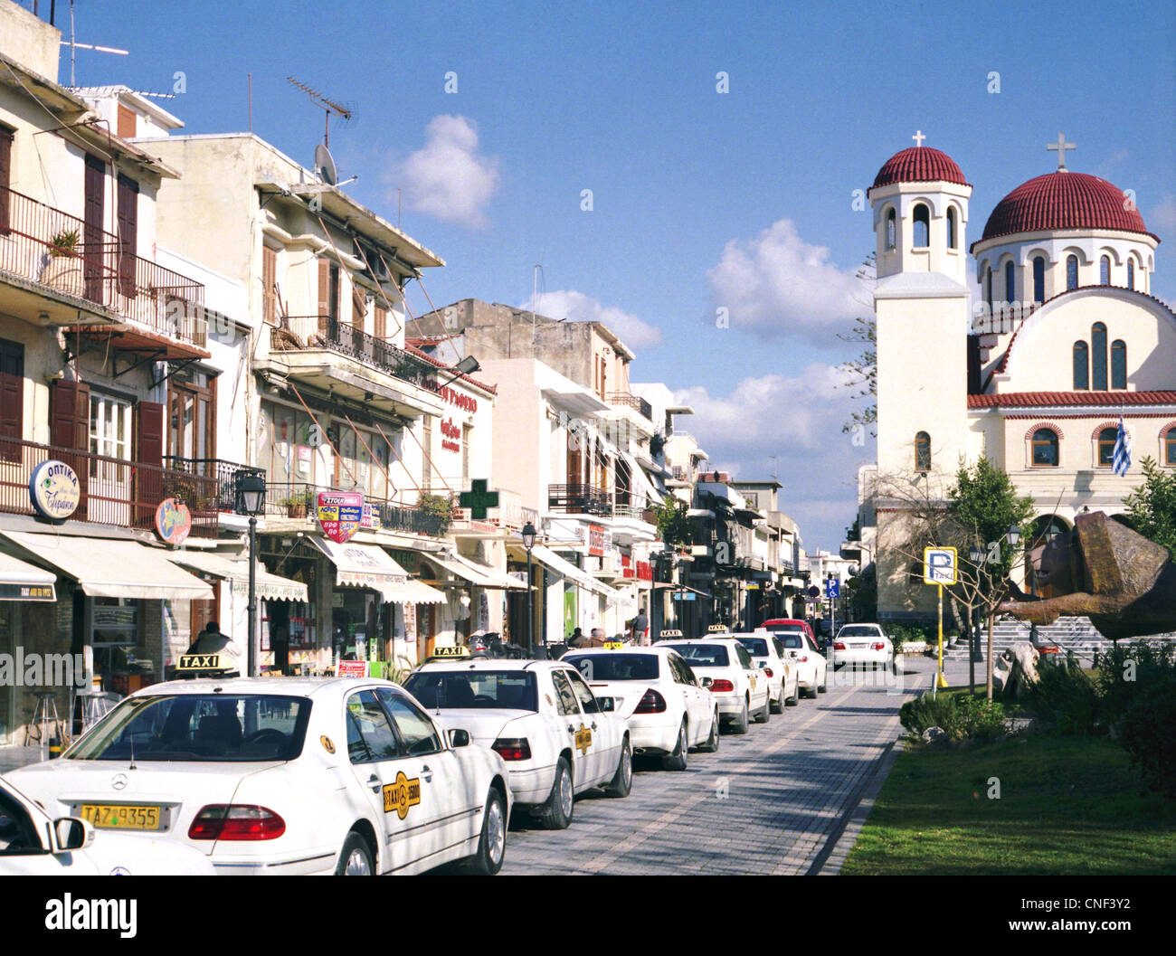 Taxi greco coda per i clienti nel rango a quattro la Piazza dei Martiri, Rethymnon, Creta, Foto Stock