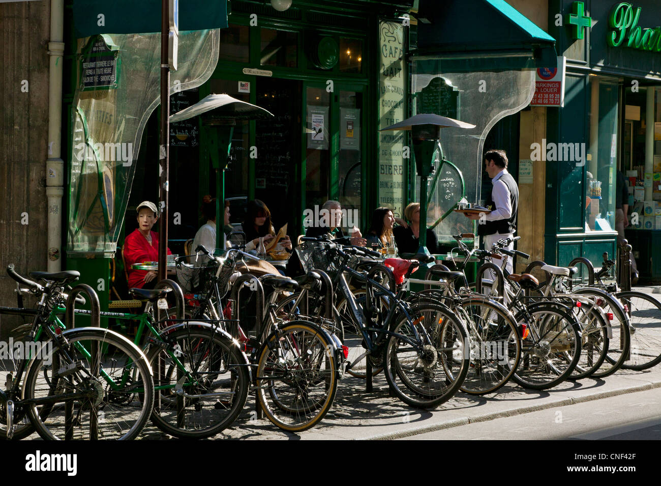 Un cafè, Rue Vieille du Temple, Parigi, Francia Foto Stock