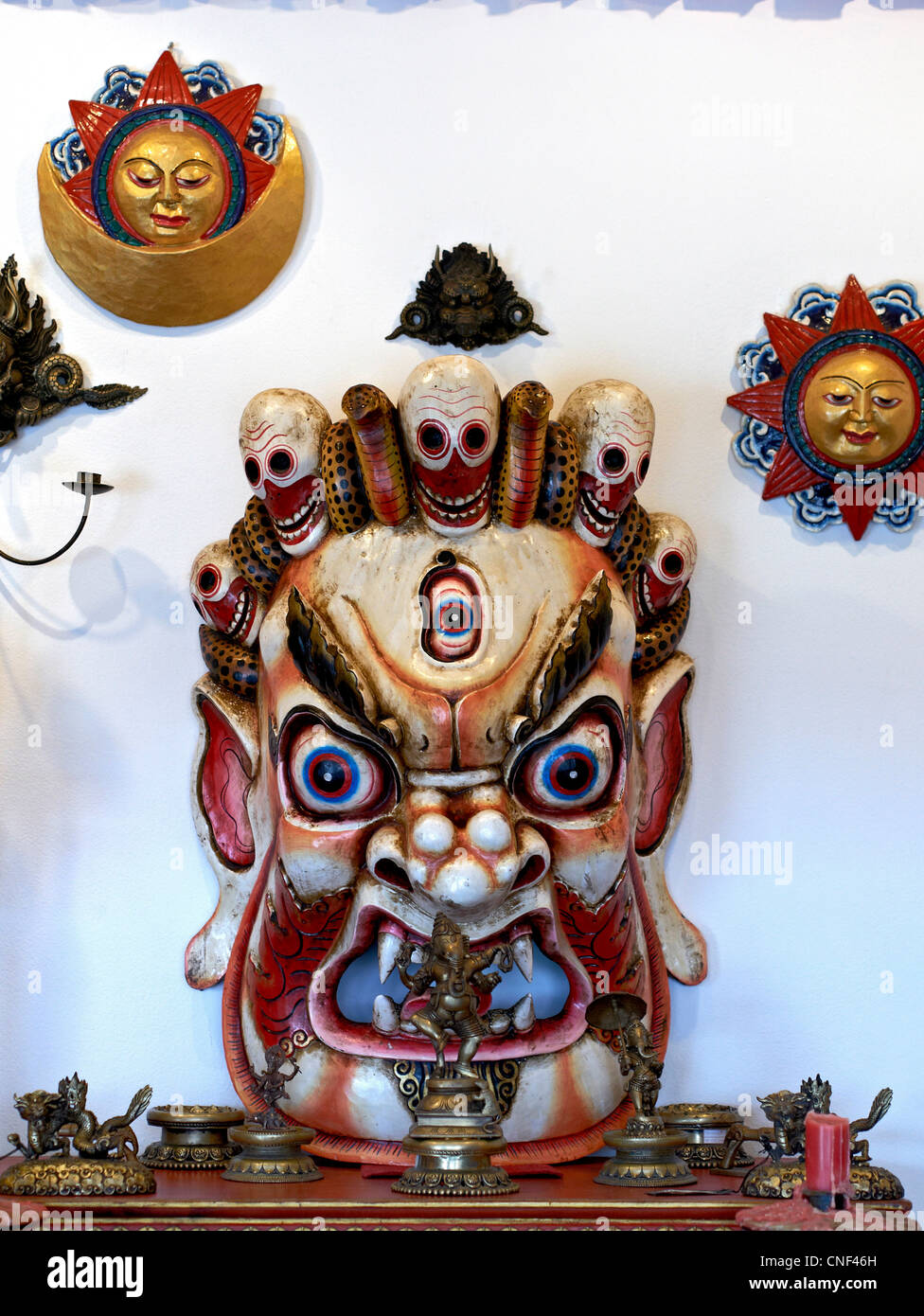 Maschera Tsechu. Maschere ornamentali himalayane bhutanesi Tsechu per scongiurare gli spiriti malvagi Foto Stock