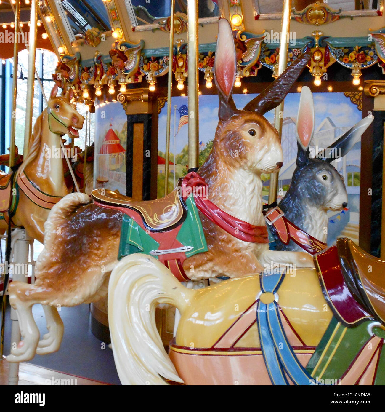 Figure di coniglio sul Dentzel Carousel a Please Touch Museum di Philadelphia. Foto Stock