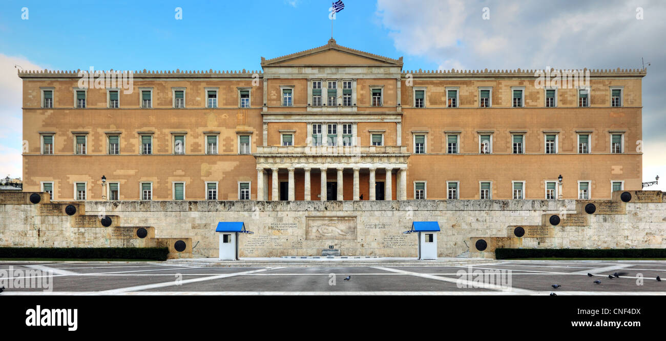 Il Parlamento greco in piazza Syntagma ad Atene Foto Stock