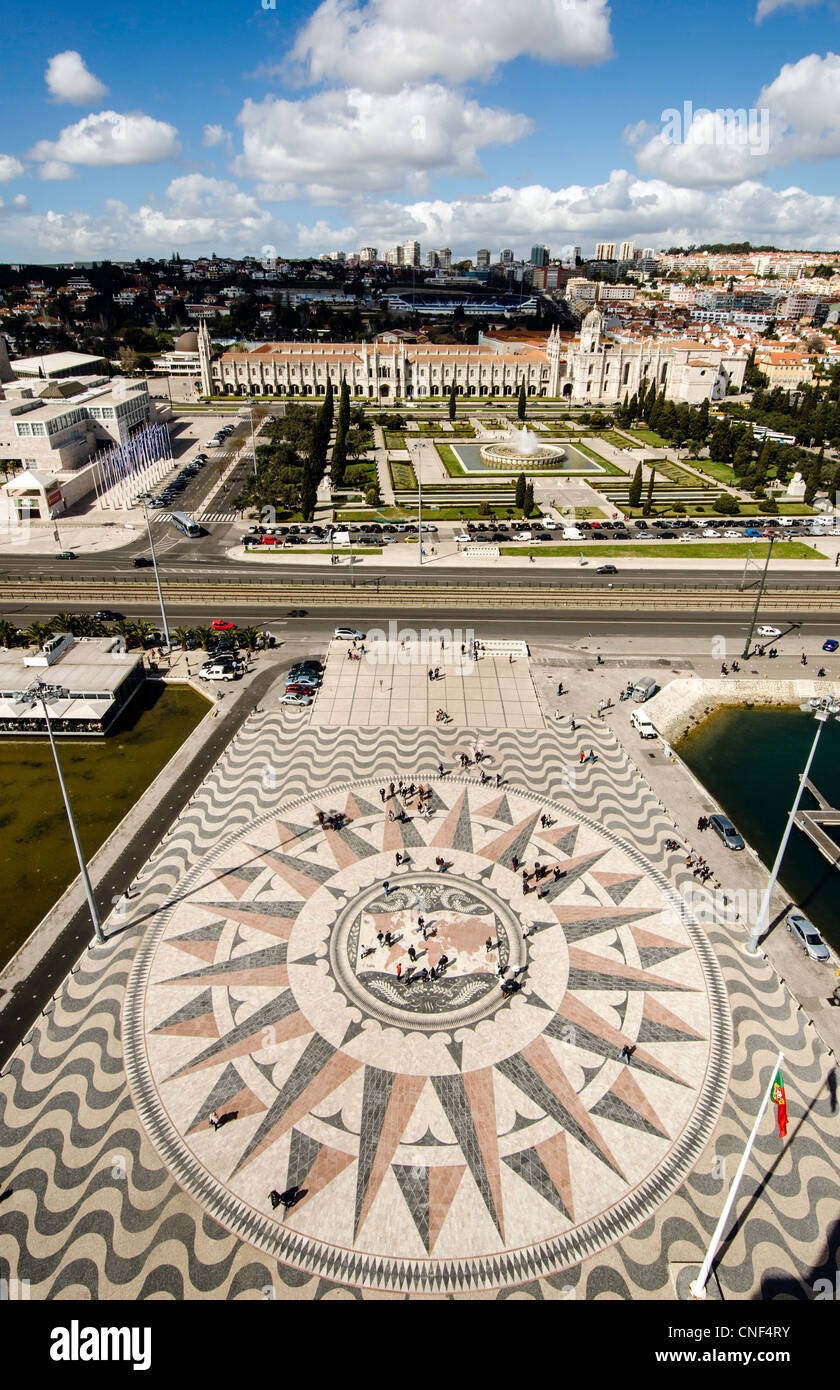Vista dalla cima del monumento alle scoperte Belem Lisbona Portogallo Europa Foto Stock
