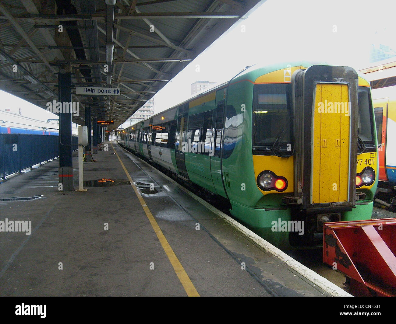 Southern liveried Bombardier 377/4 classe Electrostar n. 377401 presso il porto di Portsmouth Foto Stock