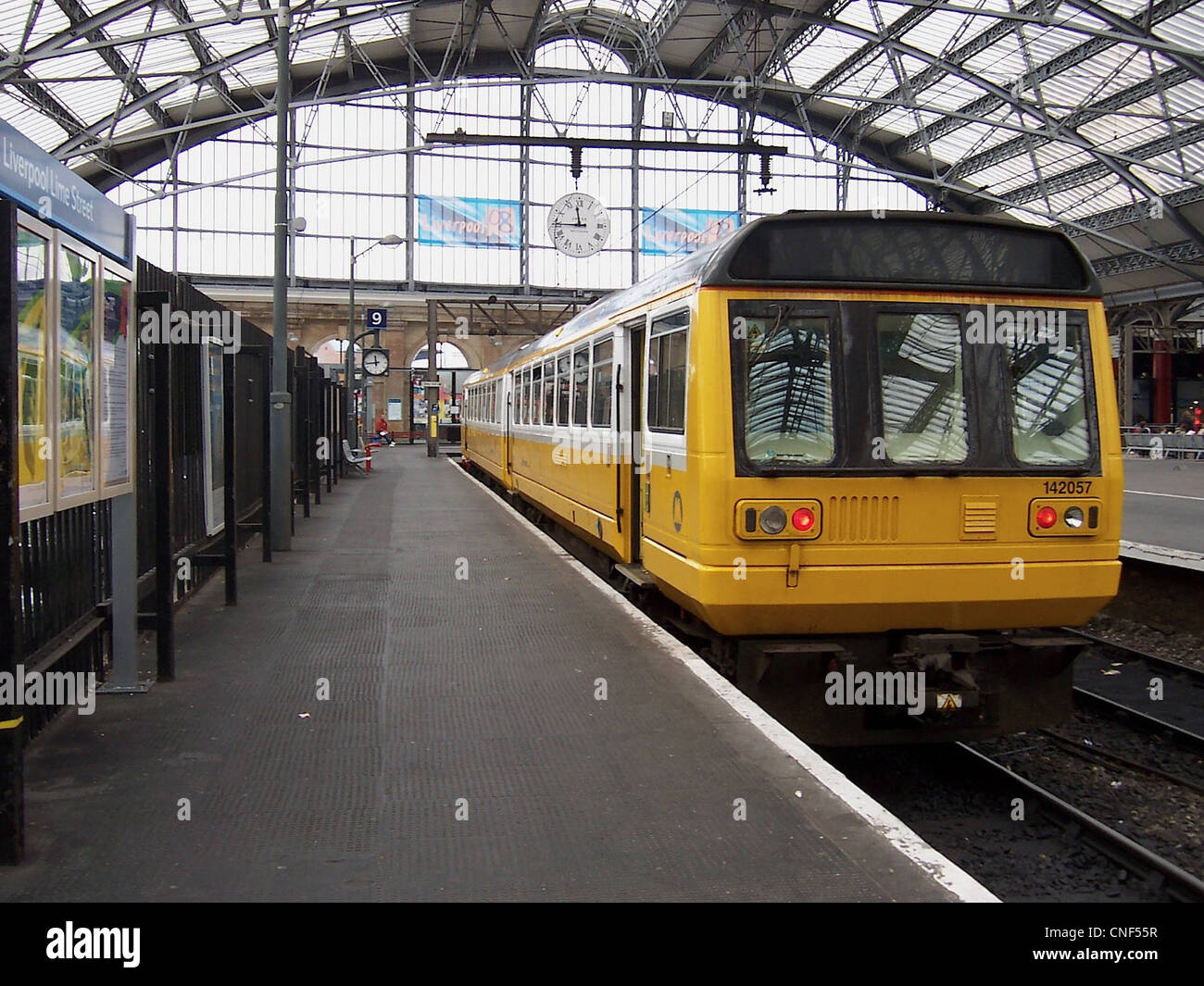 Una rinnovata classe Merseyrail 142 No. 142057 a Liverpool Lime Street Station Foto Stock