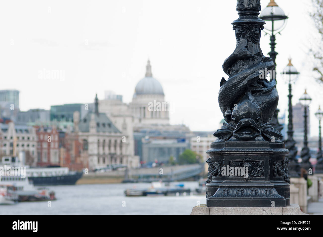 Ornati in ghisa lampione correre lungo le rive del fiume Tamigi, Londra. Regno Unito Foto Stock