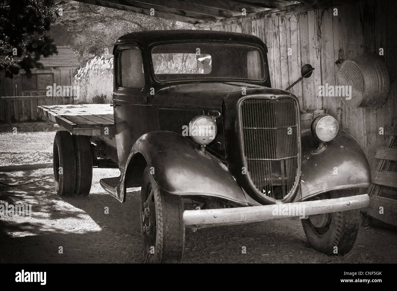 American Vintage carrello anno 1930, su un granaio dello Utah, Stati Uniti d'America - foto in bianco e nero Foto Stock