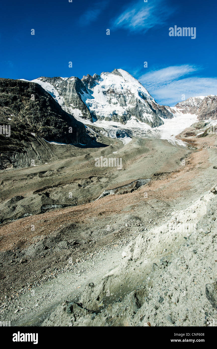 Dent d'Hérens (4171m) picco di montagna con la morena del ghiacciaio Zermatt, Svizzera Foto Stock