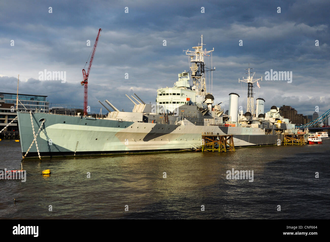 HMS Belfast in luce drammatica, il fiume Tamigi e Londra. Prese con obiettivo Carl Zeiss. Foto Stock