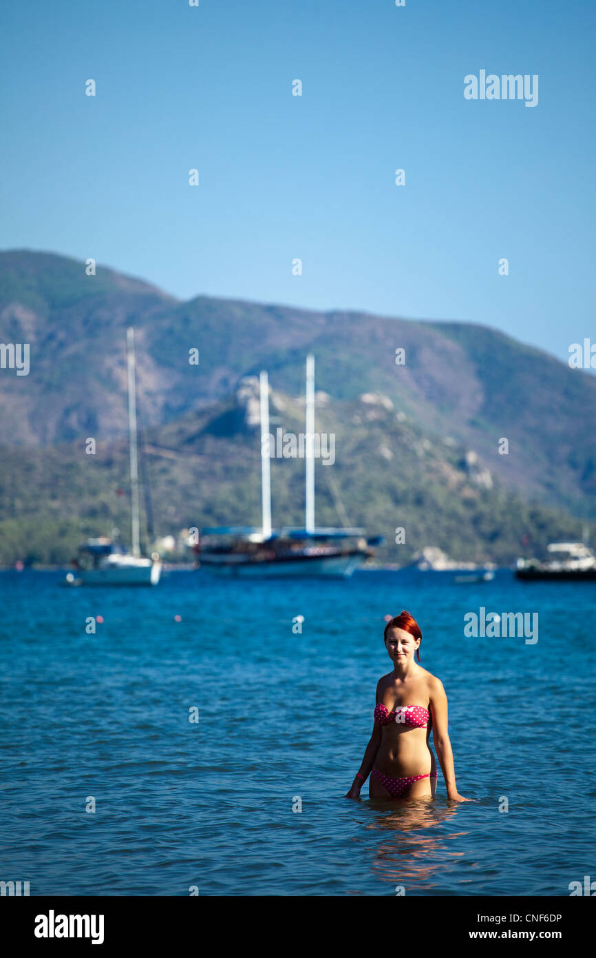 Bella giovane donna rilassante in mare. La Turchia Marmaris. Foto Stock