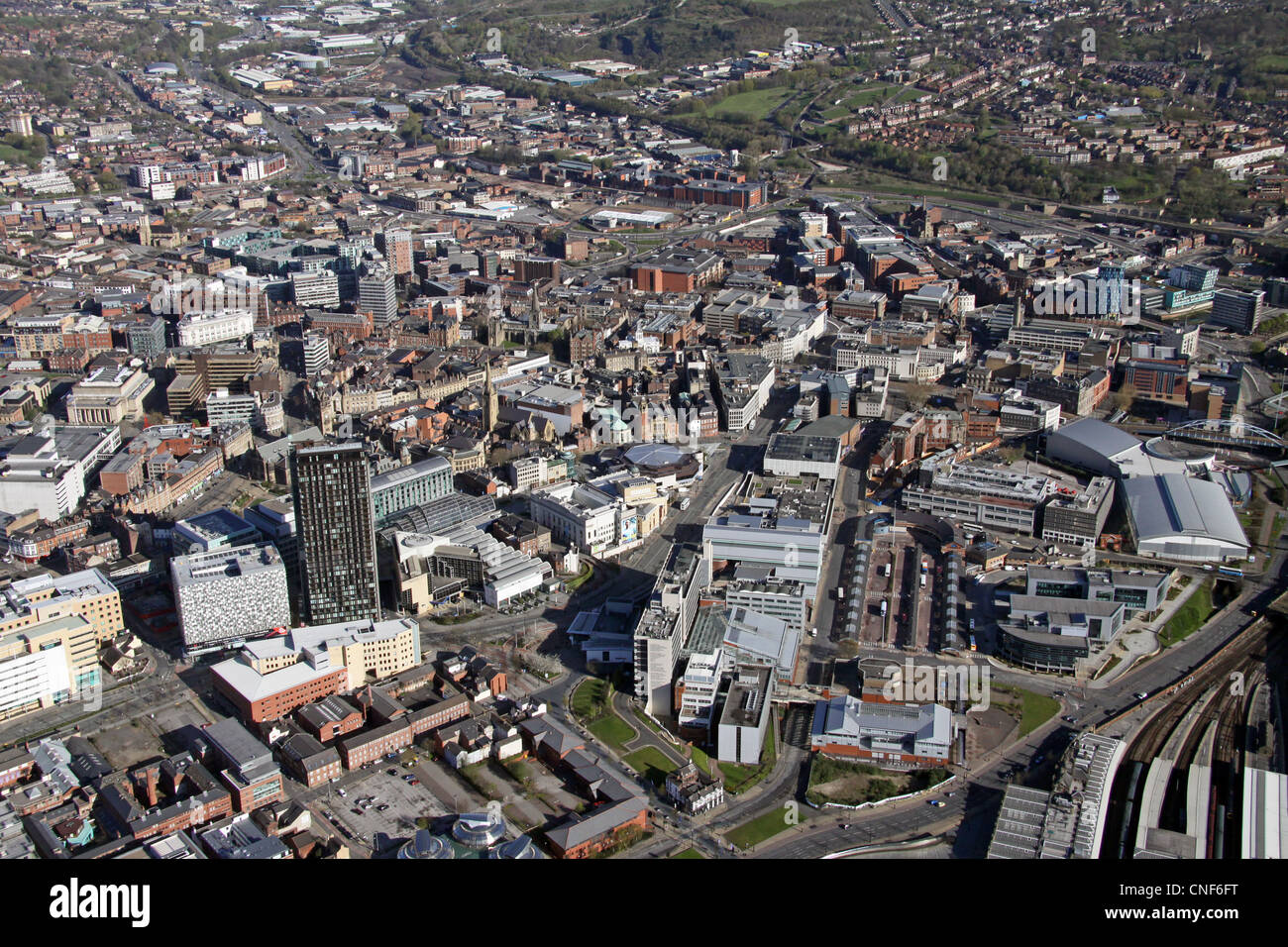 Vista aerea del centro di Sheffield, con gli edifici della Sheffield Hallam University prominenti e la stazione appena fuori in basso a destra Foto Stock