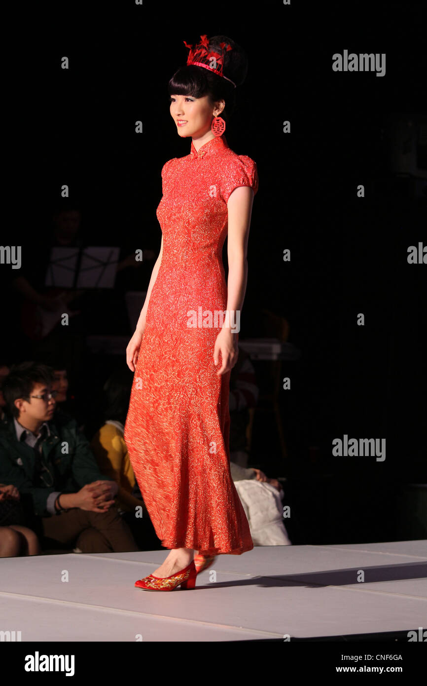 Vestito rosso tradizionale cinese immagini e fotografie stock ad alta  risoluzione - Alamy
