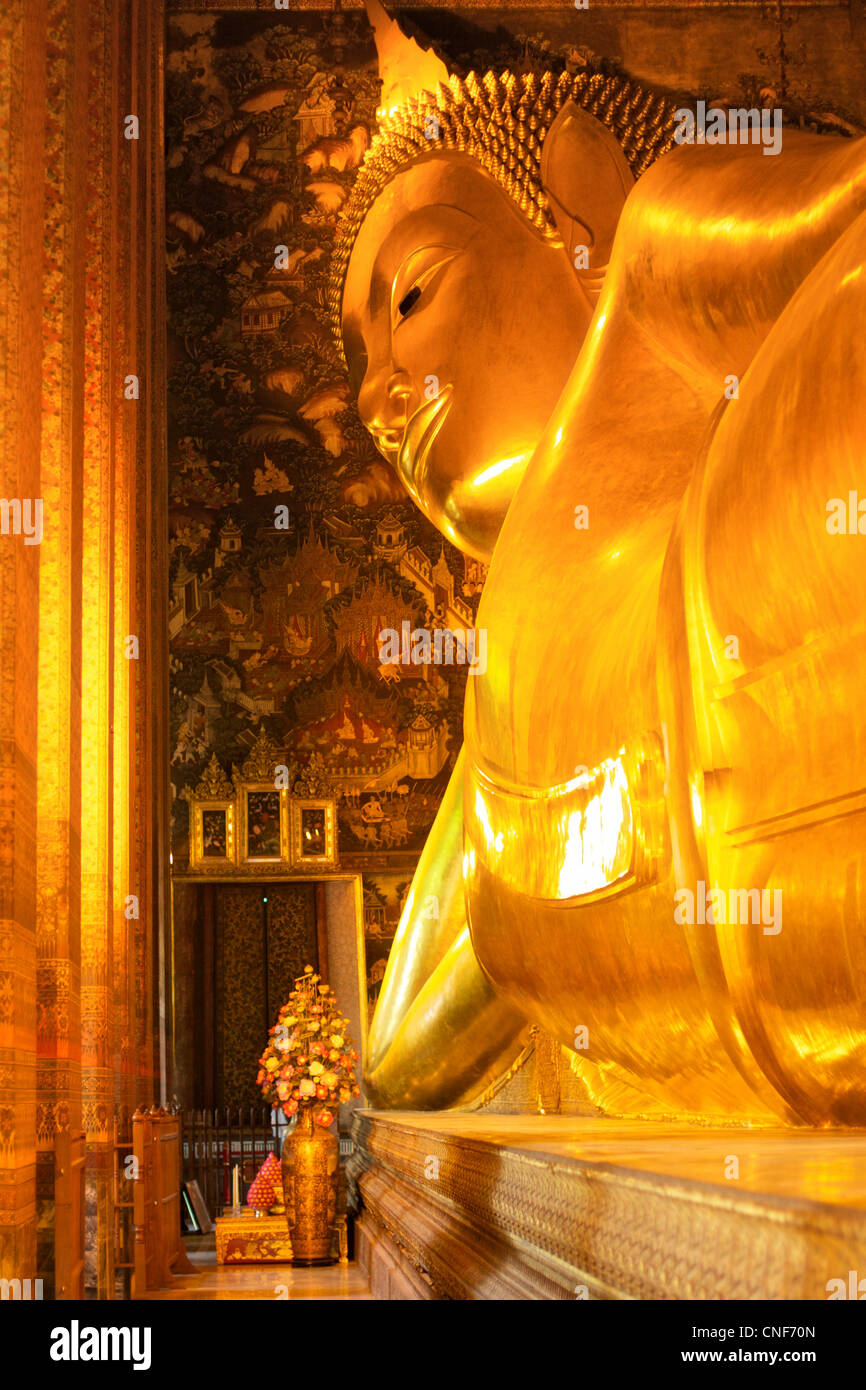 Buddha reclinato in Wat Pho, Bangkok, Thailandia Foto Stock