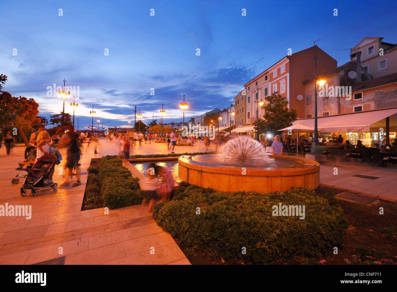 Quadrato su Mali Losinj in sunset. Foto Stock