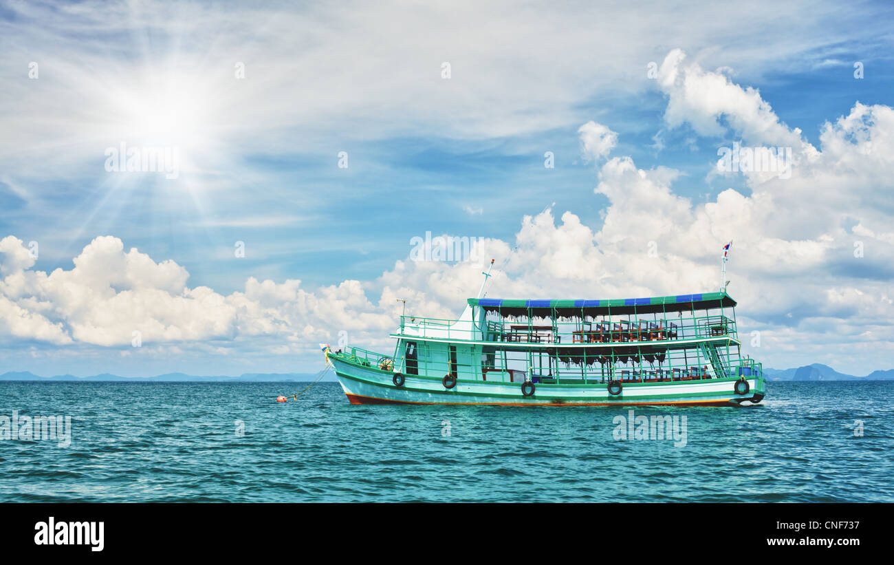 Gita in traghetto giornata soleggiata nel Mare delle Andamane, Thailandia Foto Stock