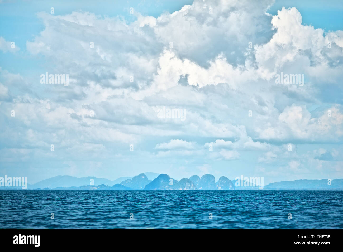 Mare delle Andamane, Thailandia, foggy seascape alla mattina presto Foto Stock