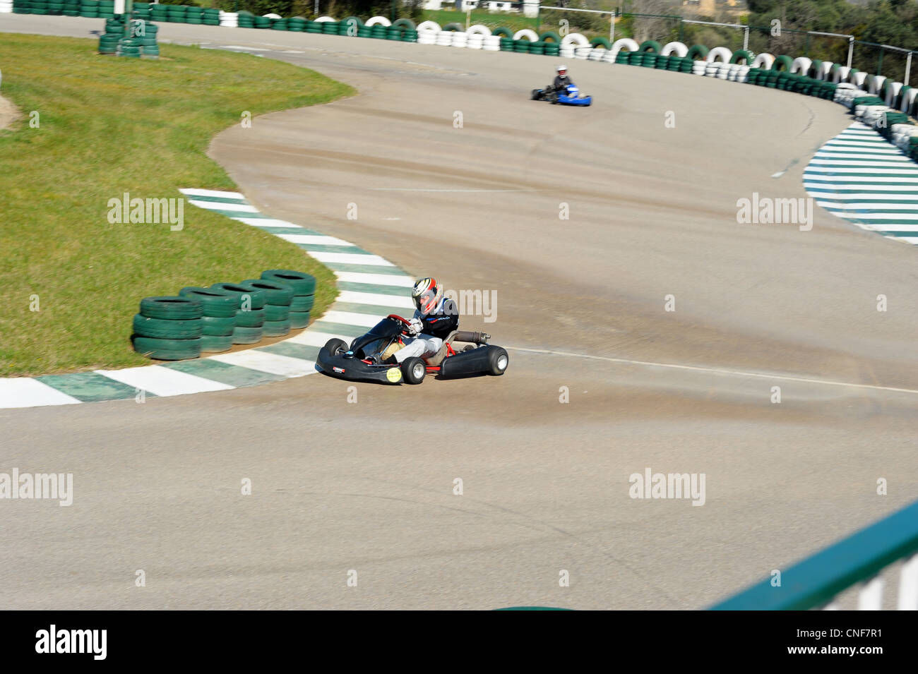 Go cart racing sessione di prove su pista in Spagna. Maxin gotta sul giro della velocità delle pieghe. Foto Stock