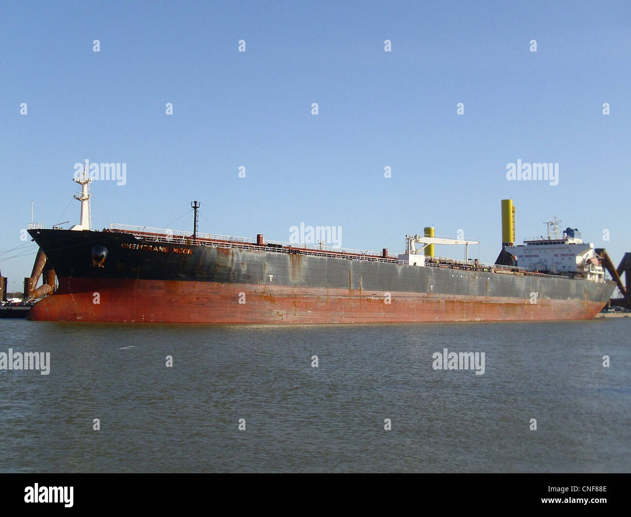 I prodotti petroliferi tanker Chemtrans la luna nel porto di Bremerhaven, Germania Foto Stock