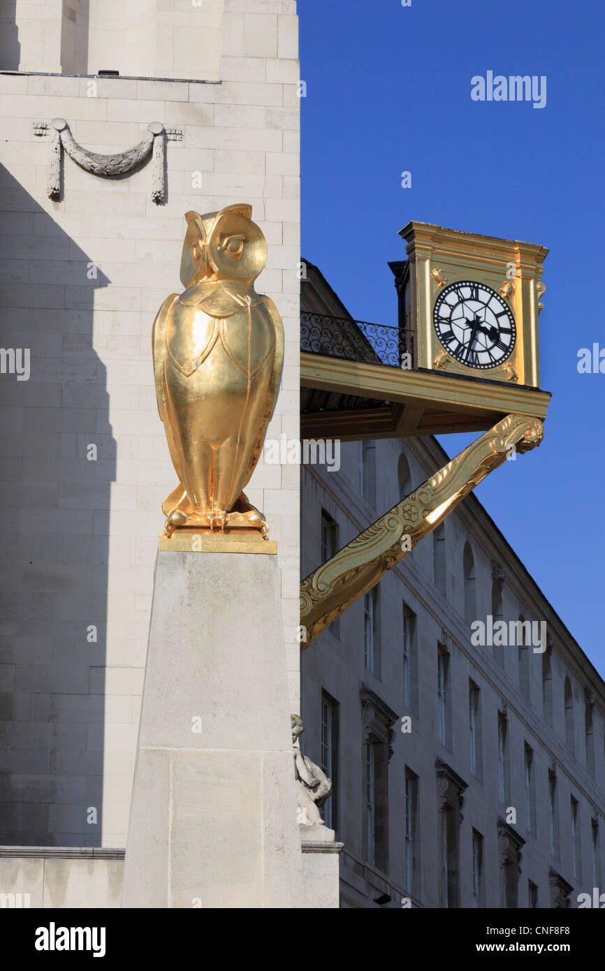 Gufo reale scultura da John Thorp e orologio in oro su la Sala Civica di Palazzo in Millennium Square Leeds West Yorkshire England Regno Unito Foto Stock