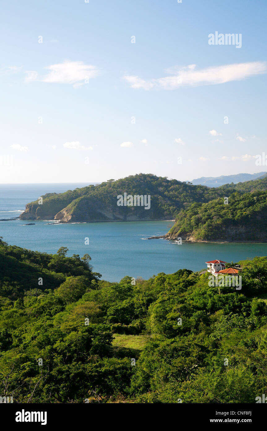 Areale vista oceano della Baia di San Juan del Sur, Nicaragua america centrale che si affaccia su Beach, colline, Cliff e casa giornata di sole Foto Stock