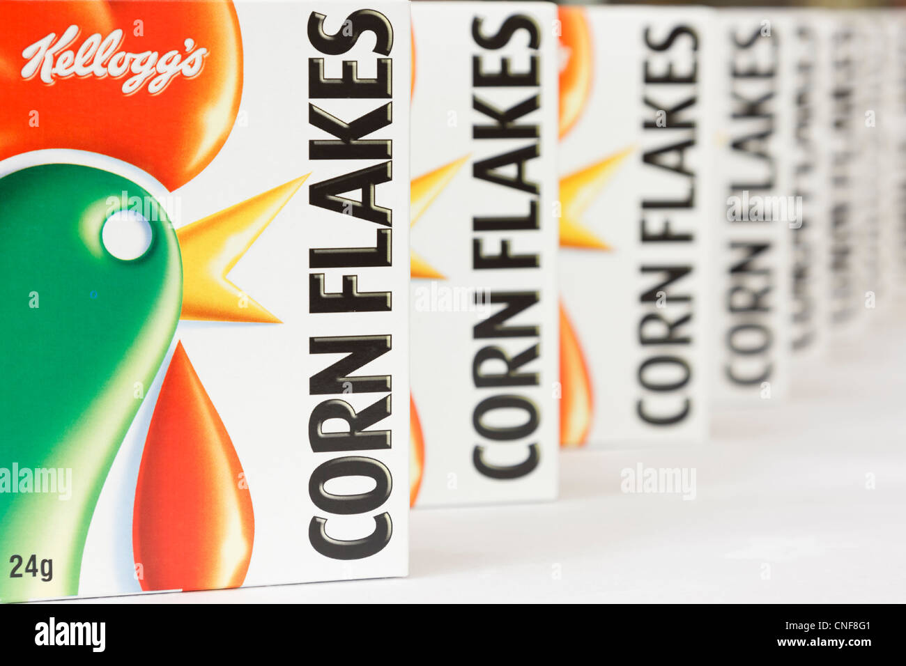 Pacchetti di Kellogg's Corn Flakes cereali per la colazione focalizzata sulla scatola anteriore. Inghilterra, Regno Unito Foto Stock