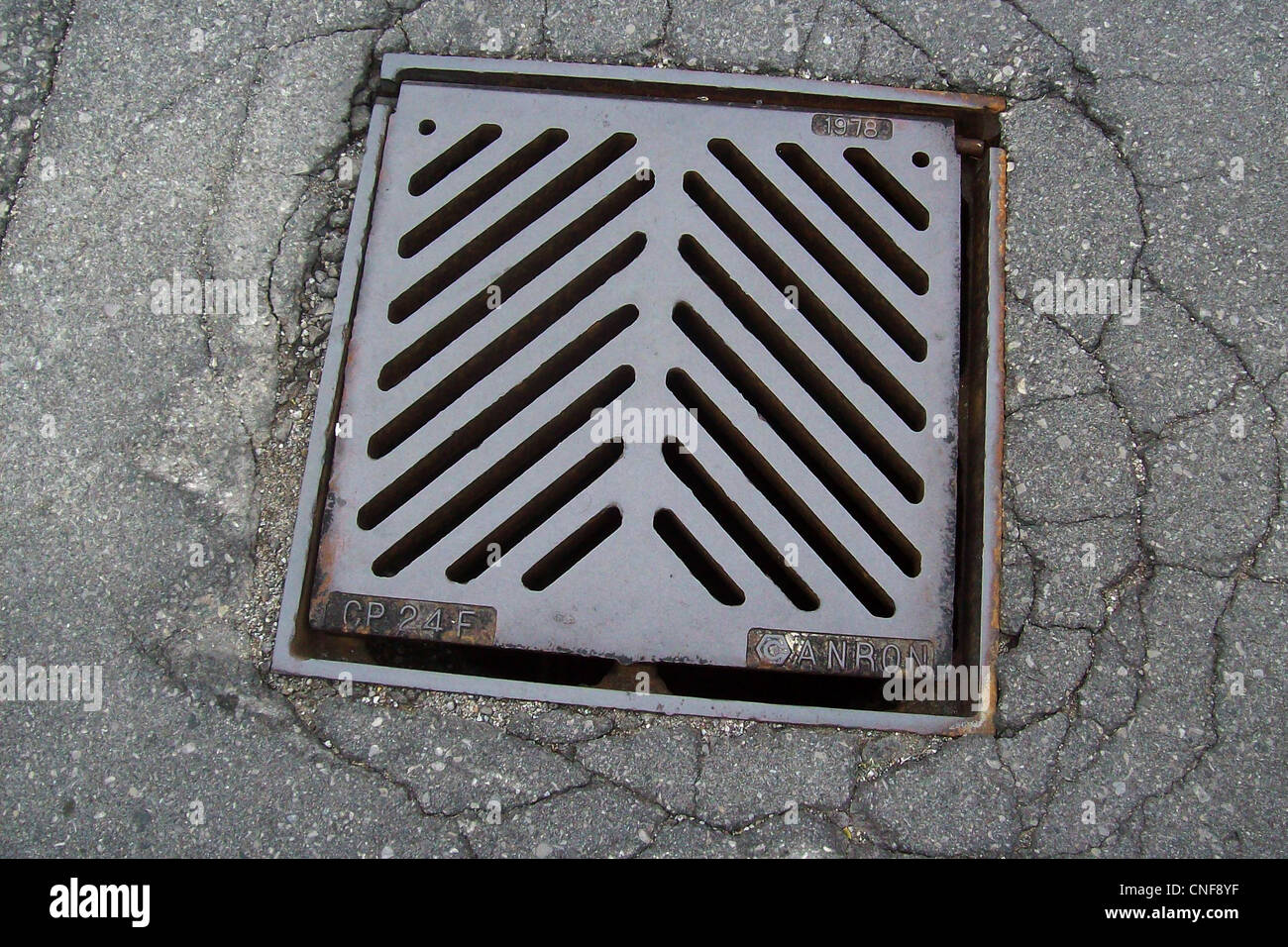 I coperchi per tombini sono coperchi in metallo che coprono i punti di accesso alle utenze sotterranee, quali acqua, fognature e impianti elettrici. Sono generalmente rotondi o quadrati, realizzati in acciaio o ghisa. Foto Stock