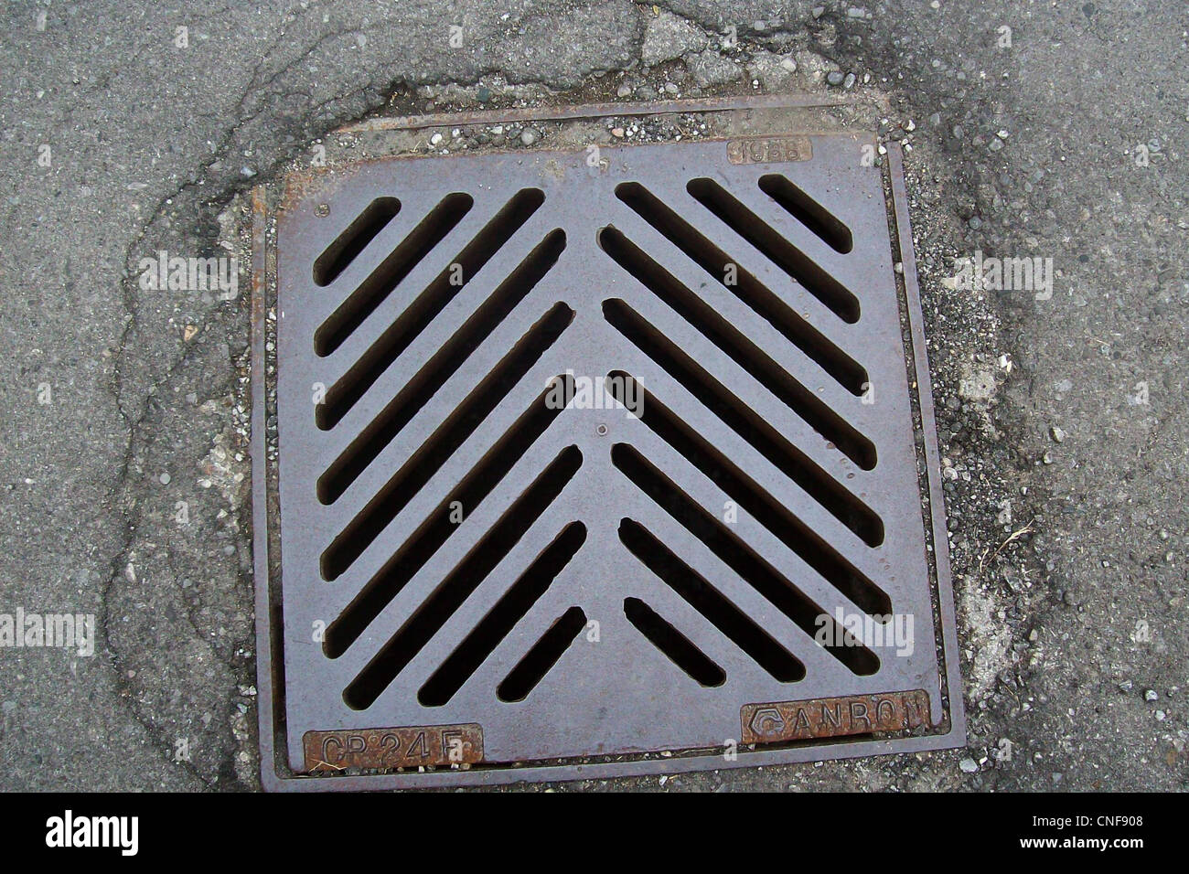 I coperchi per tombini sono piastre metalliche circolari che coprono le aperture verso i punti di accesso sotterranei alle utenze, come i sistemi fognari e le linee elettriche. Sono essenziali per la sicurezza e la manutenzione delle infrastrutture urbane. Foto Stock