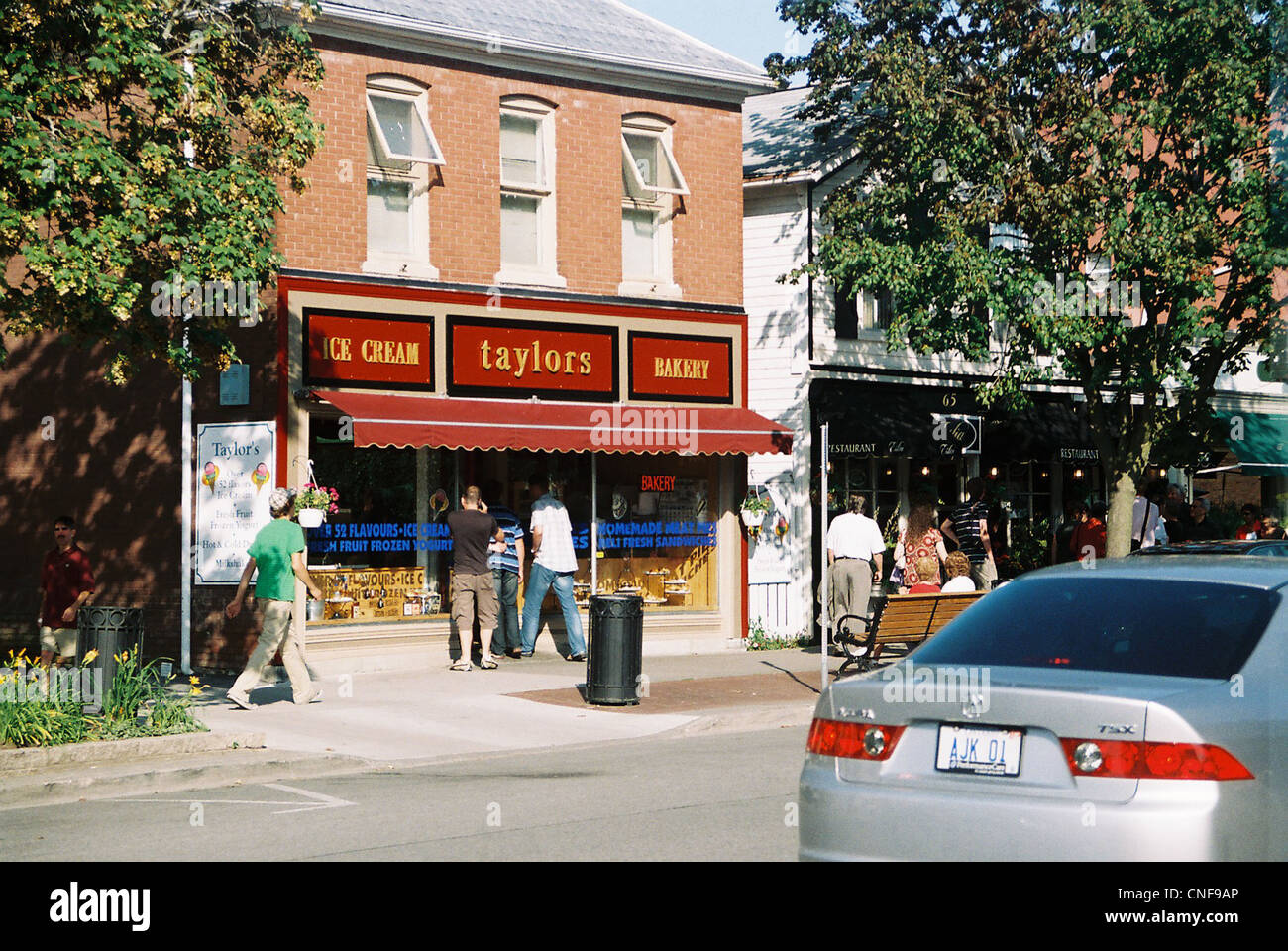 Niagara-on-the-Lake è una città storica dell'Ontario, Canada, conosciuta per la sua bellezza pittoresca e la sua ricca storia. È sede di edifici del XIX secolo ben conservati e funge da popolare destinazione turistica. Foto Stock