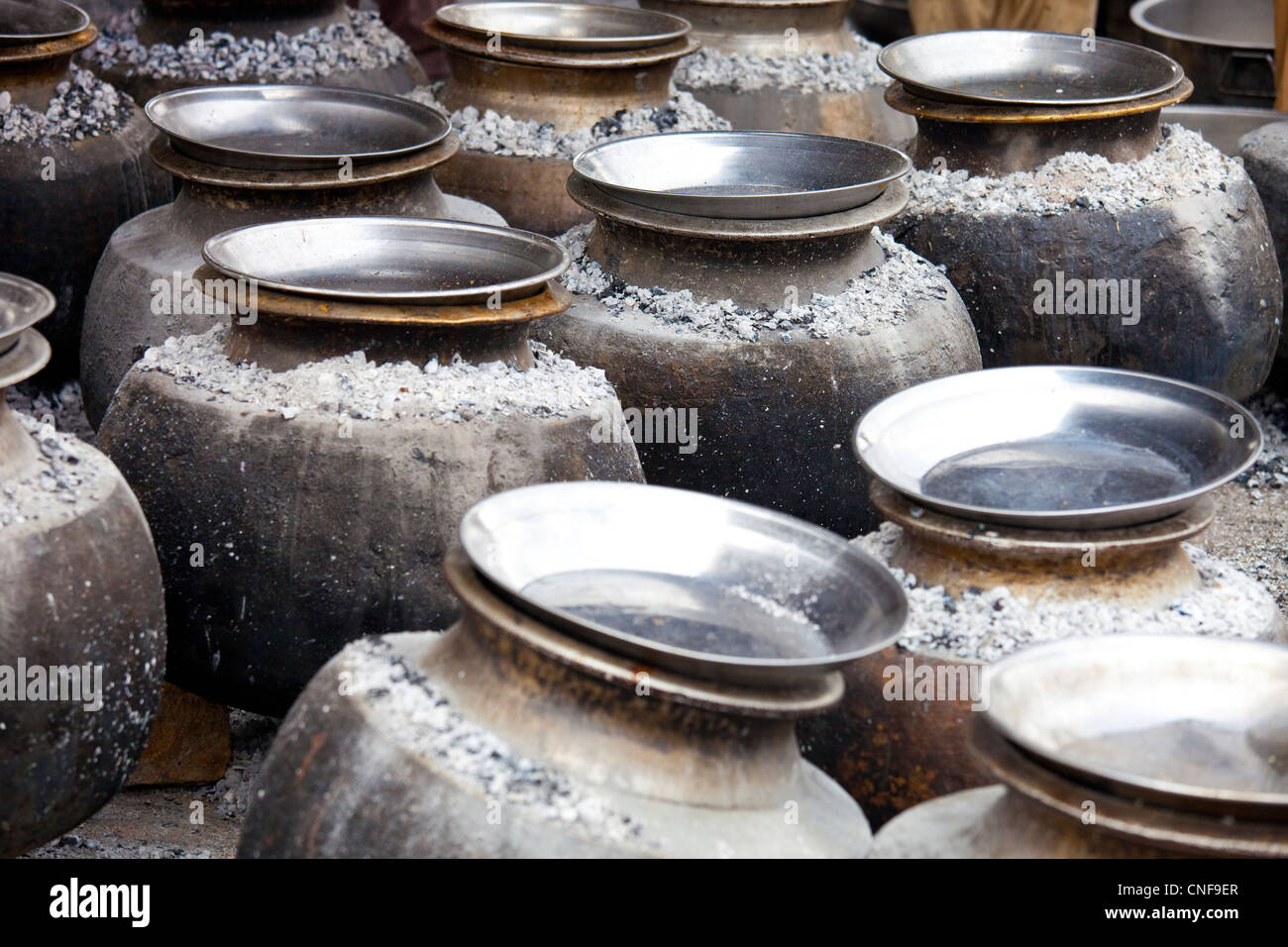 Enormi vasi pieni di Biryani a Islamabad, Pakistan Foto Stock