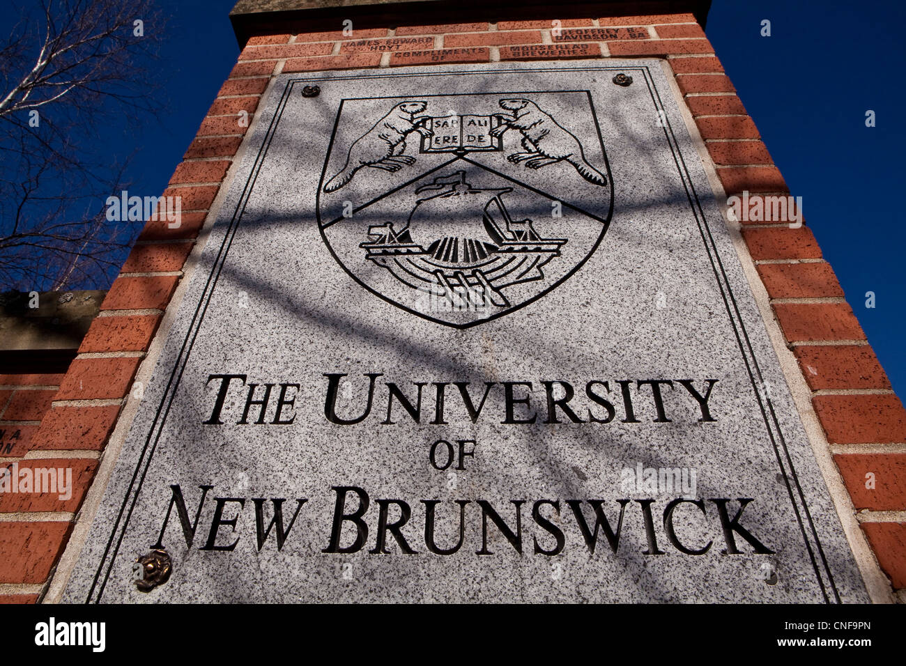 Università di New Brunswick (UNB) gate è raffigurato in Fredericton, New Brunswick Foto Stock