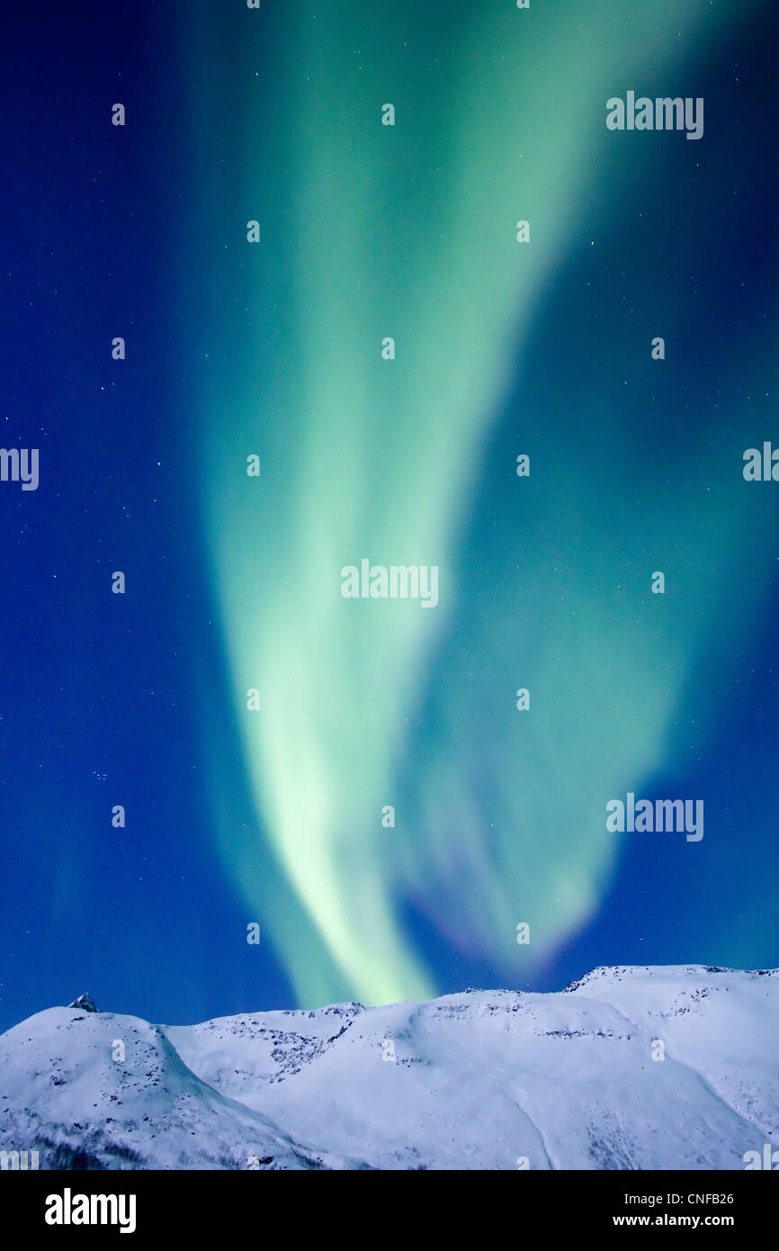 Aurora boreale o le luci del nord in movimento attraverso il cielo notturno entro il Circolo Polare Artico Tromso Troms regione Kvaløya Norvegia 2012 migliori Foto Stock