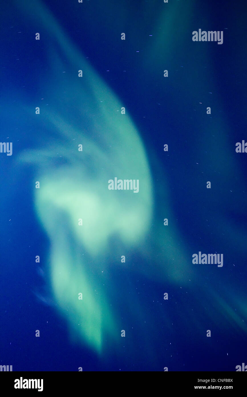 Aurora boreale o le luci del nord in movimento attraverso il cielo notturno entro il Circolo Polare Artico Tromso Troms regione Kvaløya NORVEGIA 2012 Foto Stock