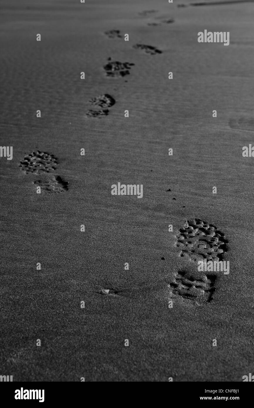 Impronte sulla spiaggia sabbiosa Foto Stock