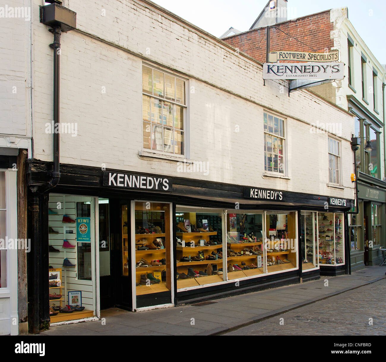Kennedys negozio di calzature Sun Street Canterbury Kent REGNO UNITO. A conduzione familiare da oltre 60 anni in Canterbury. Calzature di qualità. Foto Stock