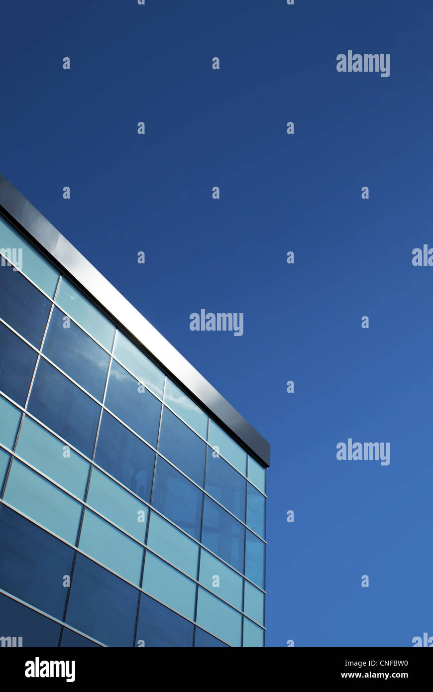 Architettura moderna ed edifici contro un luminoso cielo blu Foto Stock