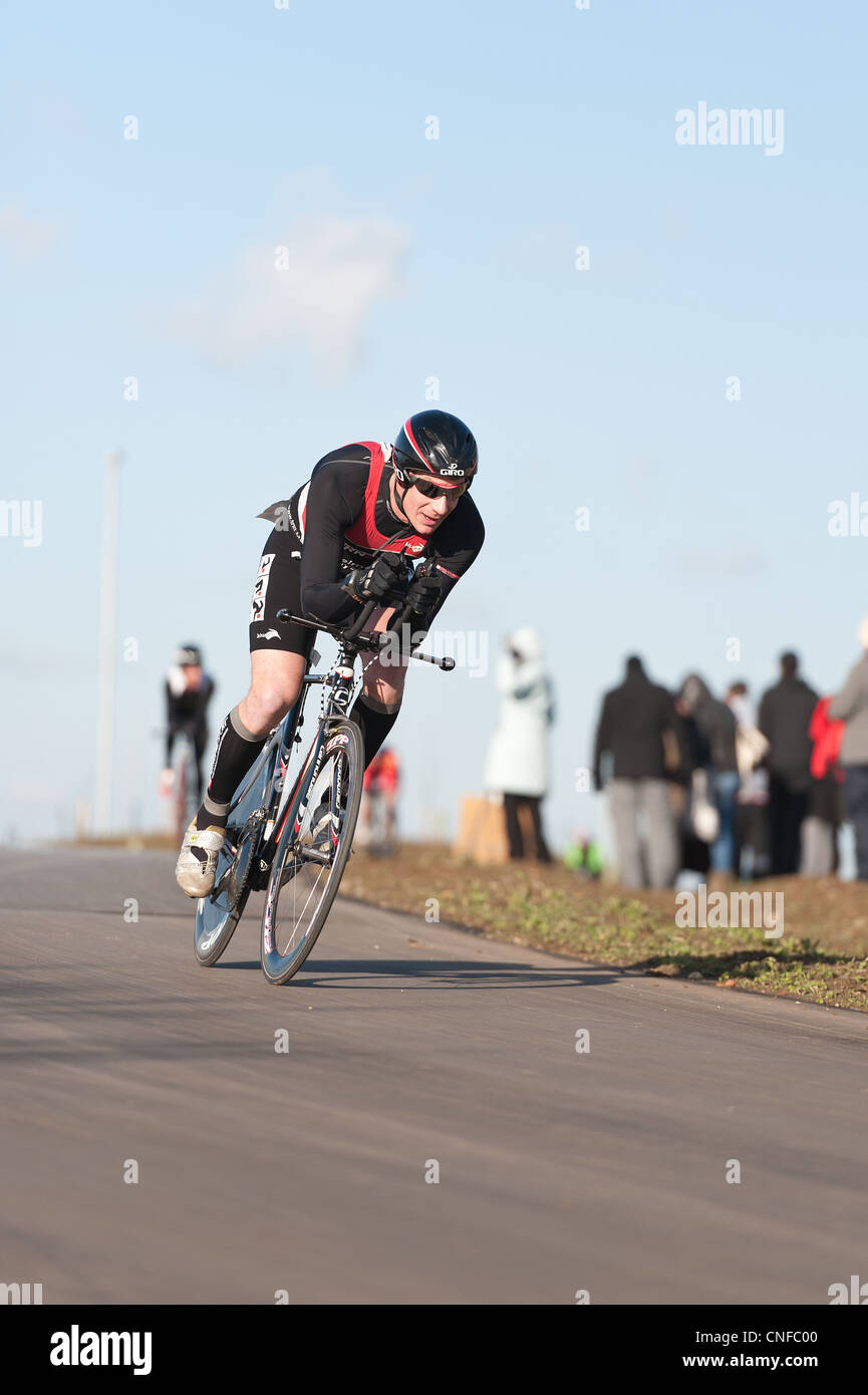 Febbraio TT Time Trial escursioni in bicicletta come parte di un duathalon , tri-atleta di formazione per super serie Triathlon Gran Bretagna, bike gamba Foto Stock