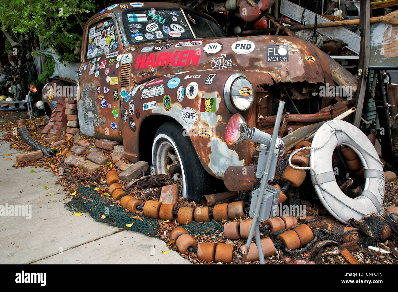 Vecchia auto con adesivi in piedi orgogliosi di Key West. Foto Stock