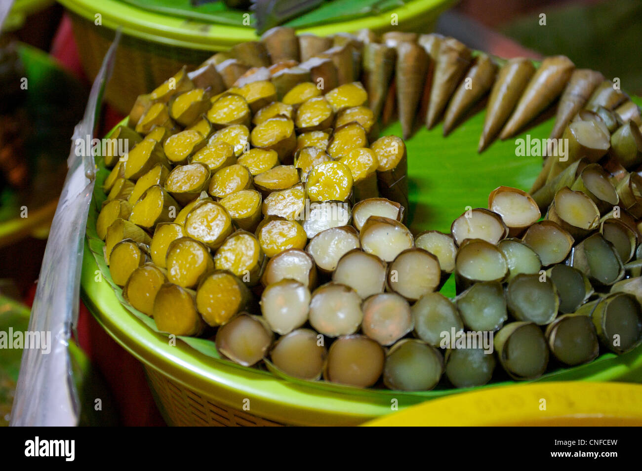 Deserto al vapore,khanom tailandese, banana lasciare avvolto, Foto Stock