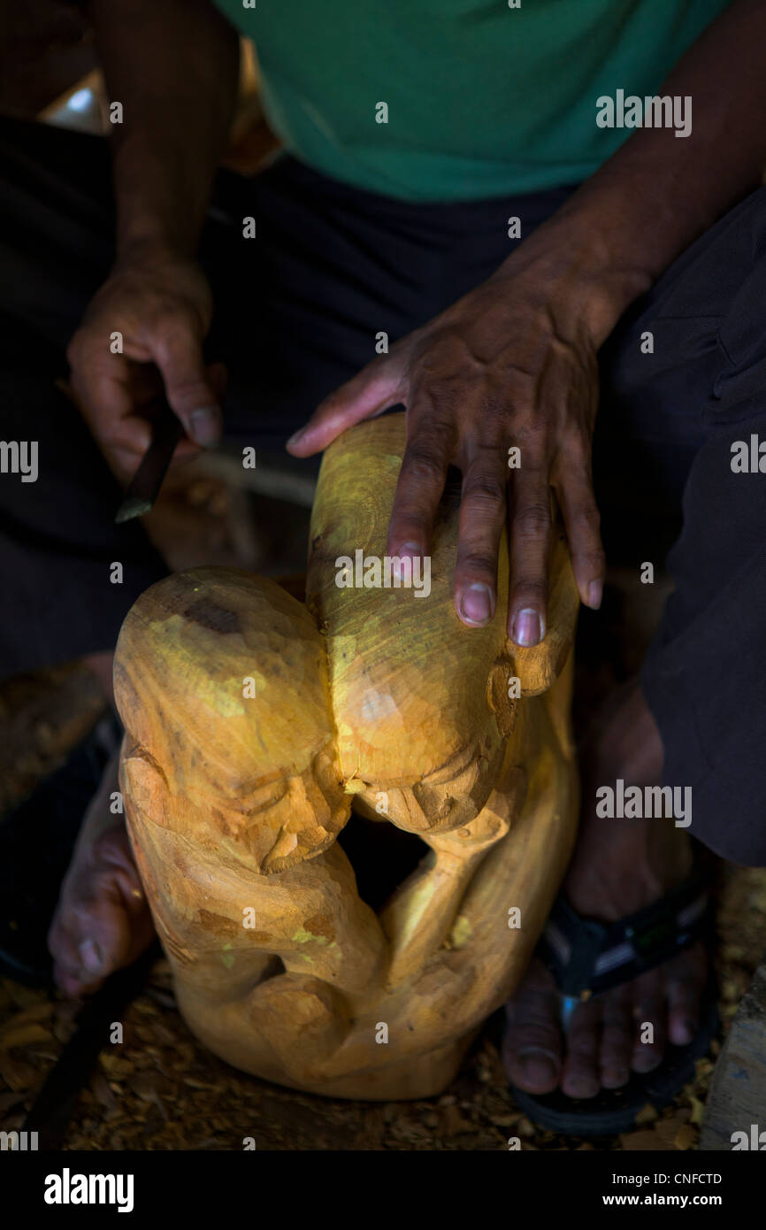 Indonesia Sulawesi, Tana Toraja area, Suaya village, scultore del legno tau tau (effigi dei morti). Foto Stock