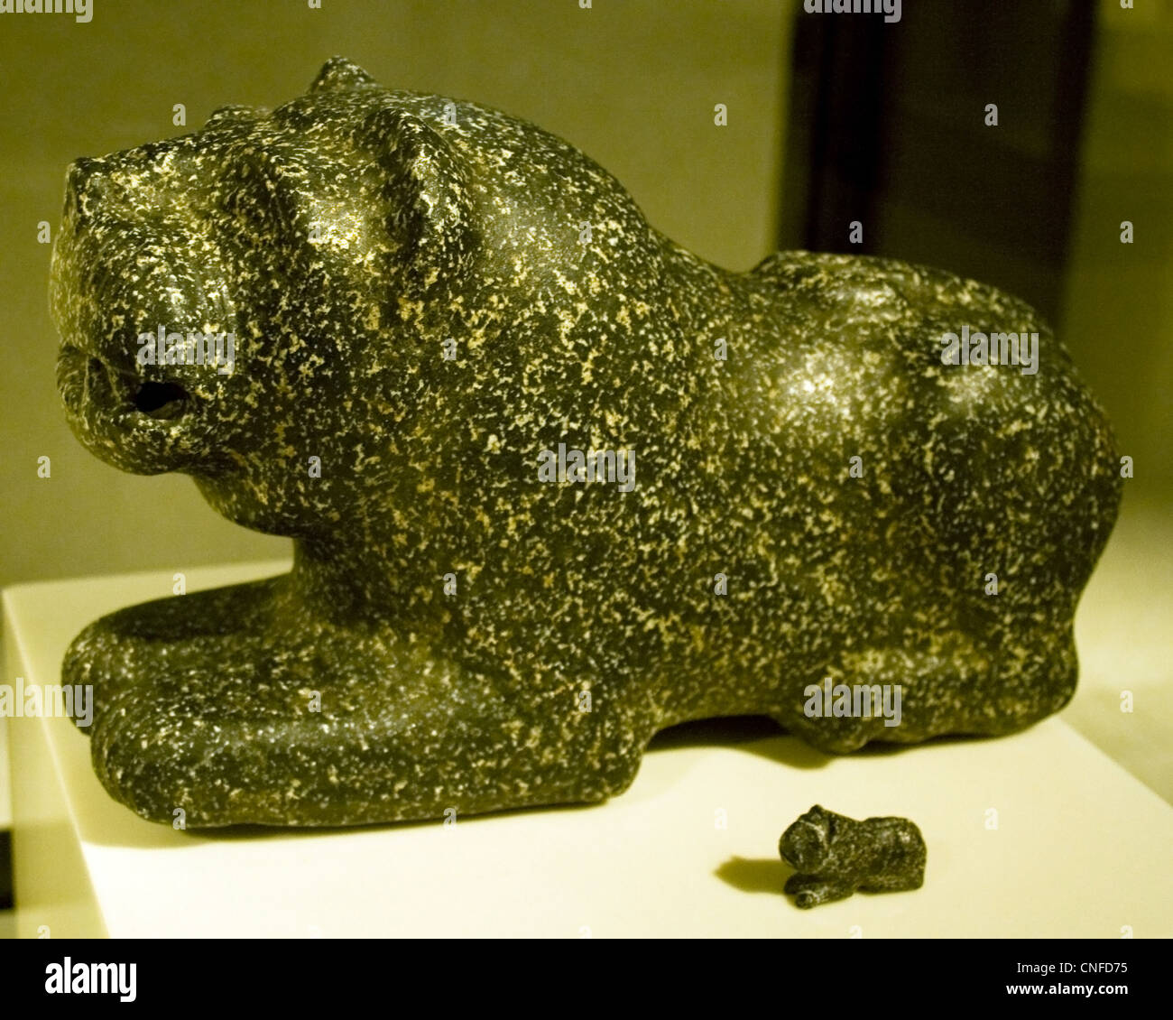 Questa figura di un leone, insieme a un contatore a forma di leone, è un oggetto decorativo probabilmente realizzato per scopi artistici o simbolici. Il design riflette il significato culturale dei leoni nell'arte e nel simbolismo, spesso rappresentando forza, coraggio e regalità. Foto Stock