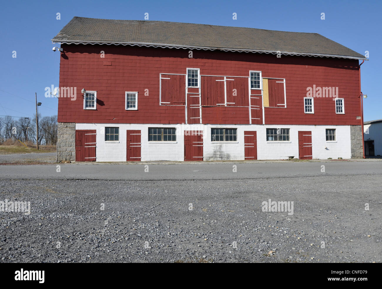Esterno di un granaio rosso Foto Stock