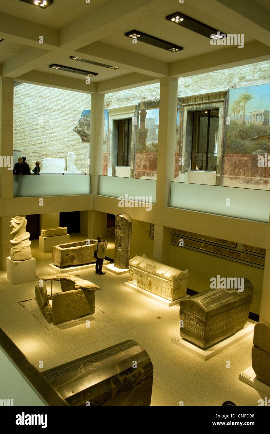 Una mostra nel cortile che presenta un sarcofago egiziano di Helgoland, che è esposta come parte di una collezione storica che offre informazioni sulle antiche usanze e i manufatti di sepoltura egiziani. Foto Stock