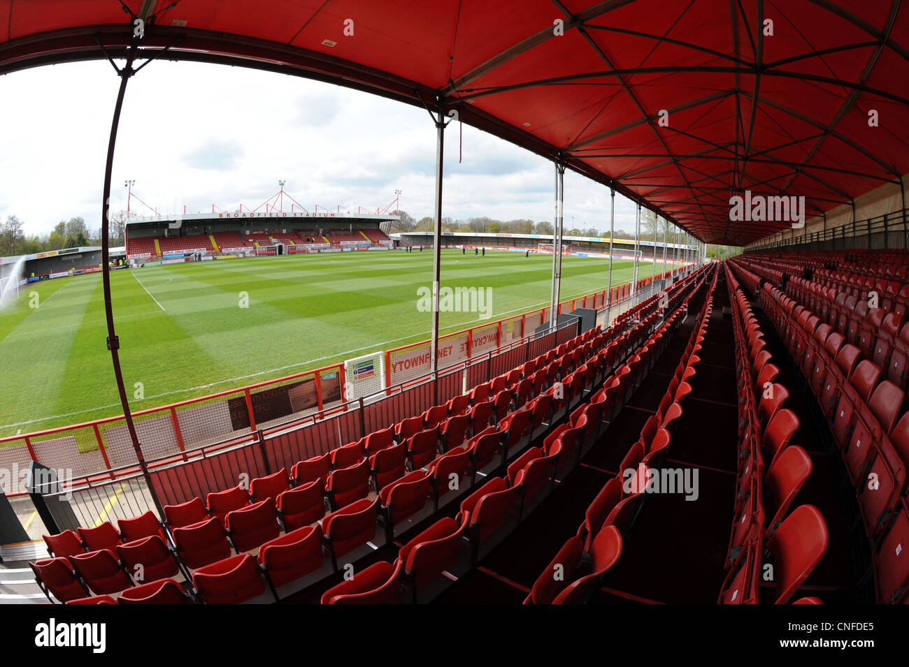 Vista interna Broadfield Stadium, casa di Crawley Town Football Club Foto Stock